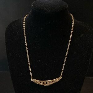 Chic Gold Necklace with Geometric Design